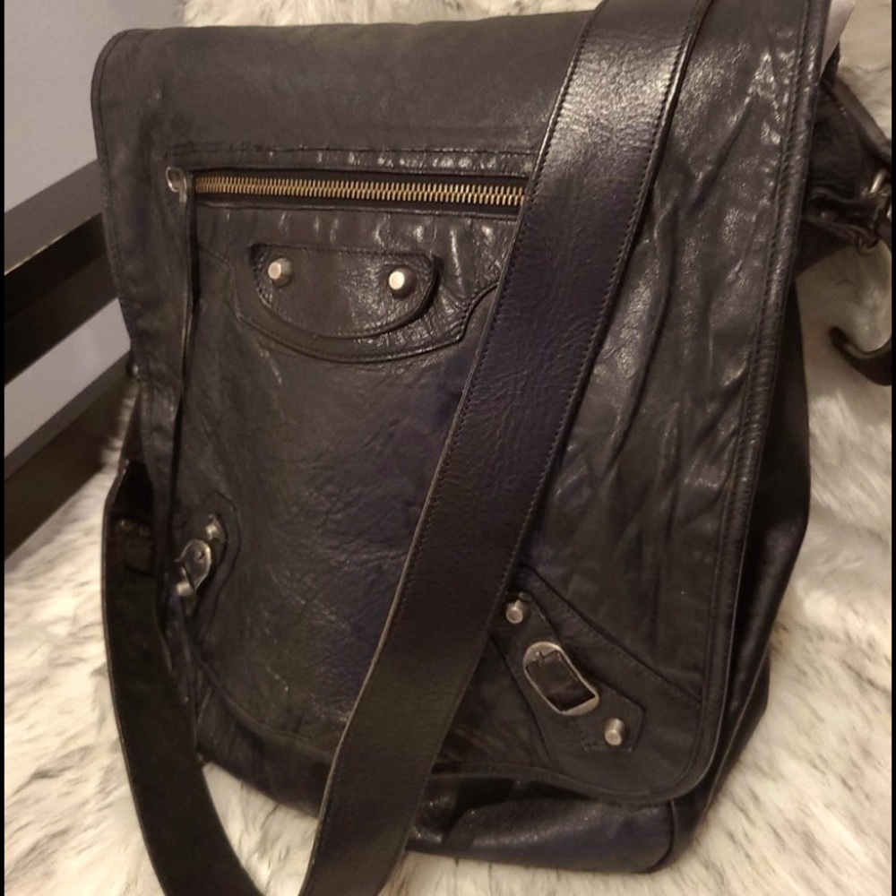❤️❤️Balenciaga❤️❤️Pre-loved💞
Black Agneau Besace